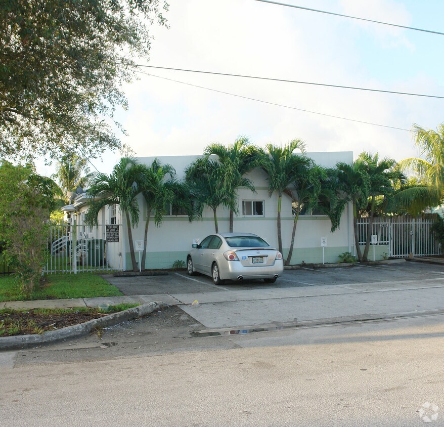 Building Photo - 560 NE 68th St