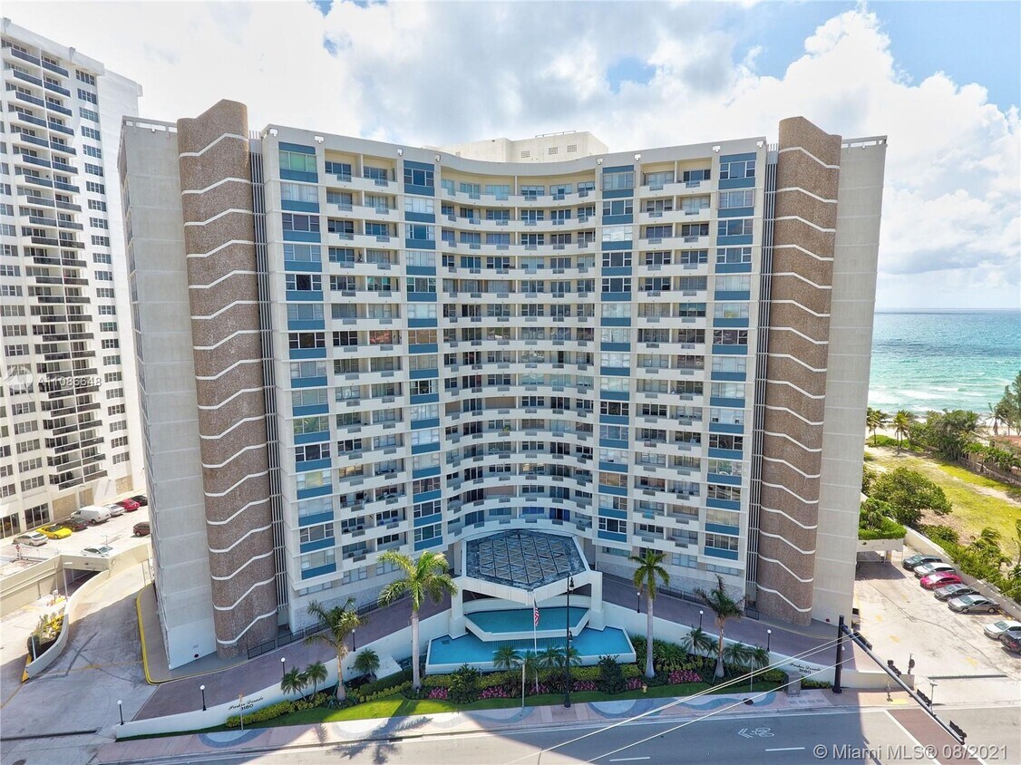 Primary Photo - 3180 S Ocean Dr