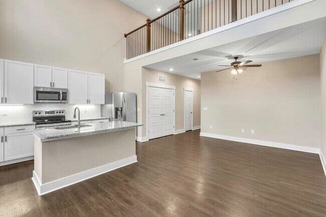 Building Photo - Modern 2BD/2.5BA Townhome on the Swamp Rab...