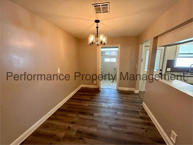 Building Photo - Charming 3 Bed/1 Bath in SW Bakersfield wi...