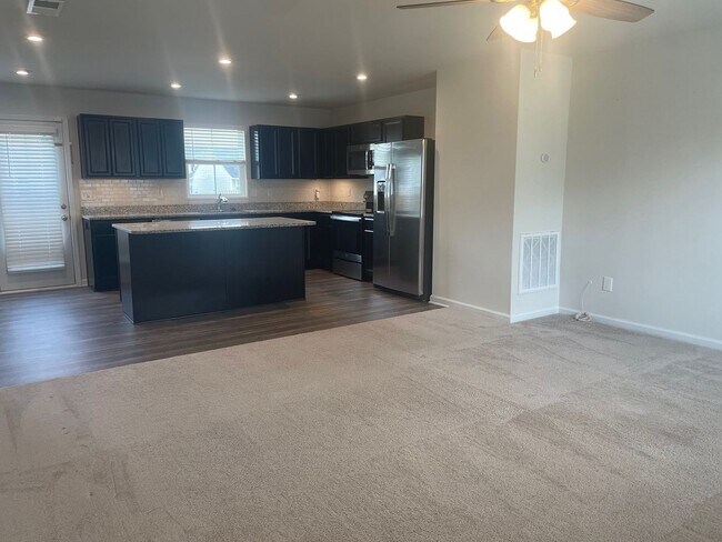 Building Photo - 4 Bedroom 2 1/2 Bath