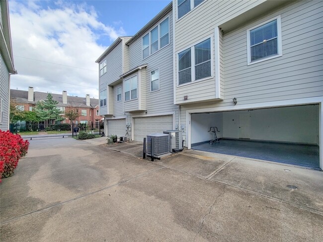 Building Photo - 3010 La Branch St