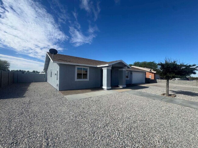 Foto del edificio - "Newly Renovated 4-Bedroom, 2 Bathroom Home in Yuma!"