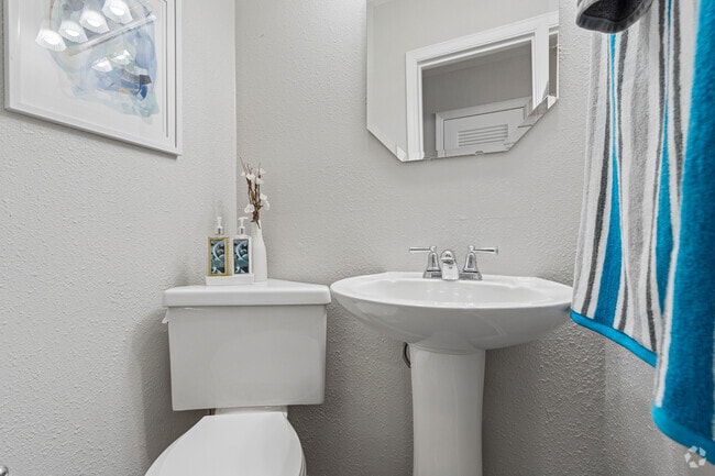 2HAB, 1,5BA - 980 ft² - Baño Halh - Knollwood Townhouse Apartments