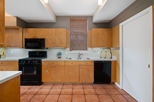 Foto del edificio - 112 Forest Hls