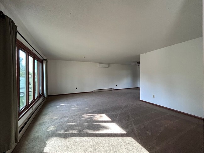 Building Photo - Spacious 4-Bedroom Home