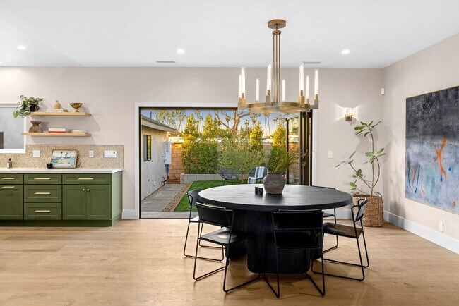 Building Photo - Eastside Gem - Fully Remodeled Modern Contemporary on Coveted Horseshoe Street