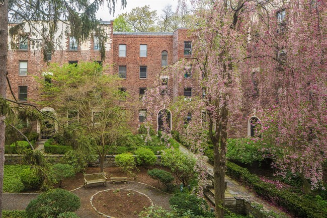 Foto del edificio - 64 Sagamore Rd