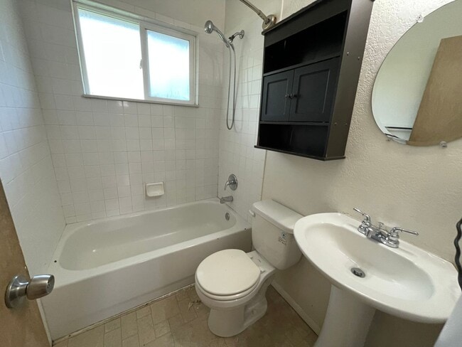 Building Photo - 3-Bedroom Standalone Home with Fenced Yard...