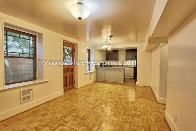 Foto del edificio - 2 Bed, 1 Bath  Newly Remodeled Unit Near O...