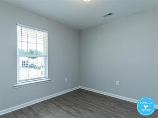 Foto del edificio - 1404 Ikes Pond Ln