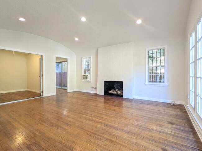 Foto del edificio - 805 N Sycamore Ave