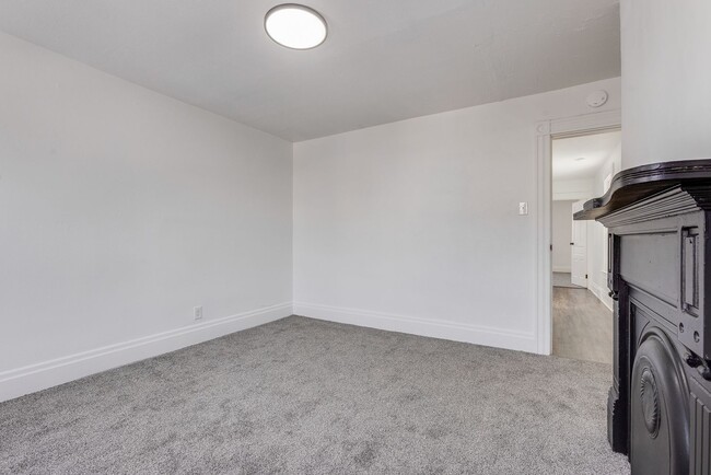 Building Photo - Beautiful 3Bed/1Bath available!