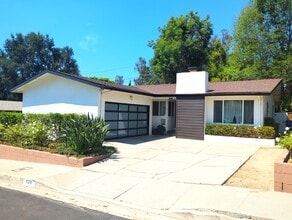 Building Photo - 929 Rutland Ave