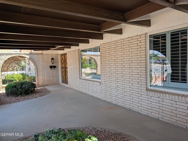 Building Photo - 612 Somerset Dr