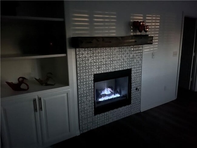 Building Photo - Absolutely Adorable, 2 bed, 2 bath, 2 car + study