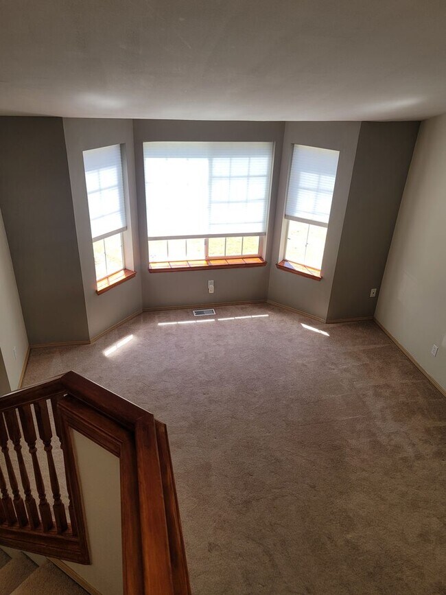 Building Photo - Elk Run 2 story home -  3 bedroom and 2.5 ...