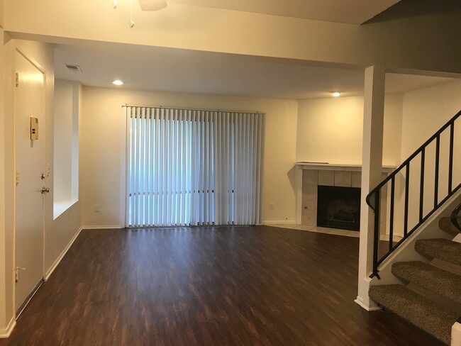 Building Photo - ***$500 Move-in Special*** Rare 2-Story En...