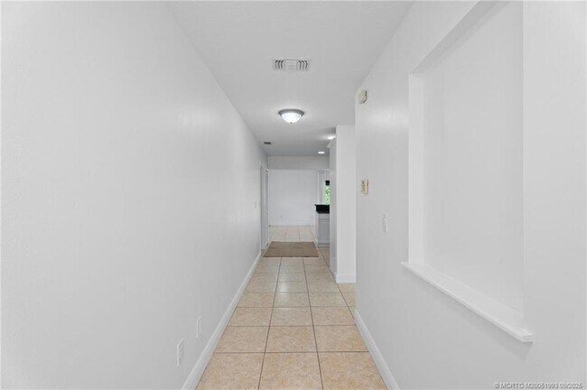Building Photo - 3406 SW Feroe Ave