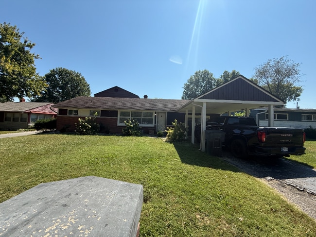 Building Photo - 2723 Hillview Dr