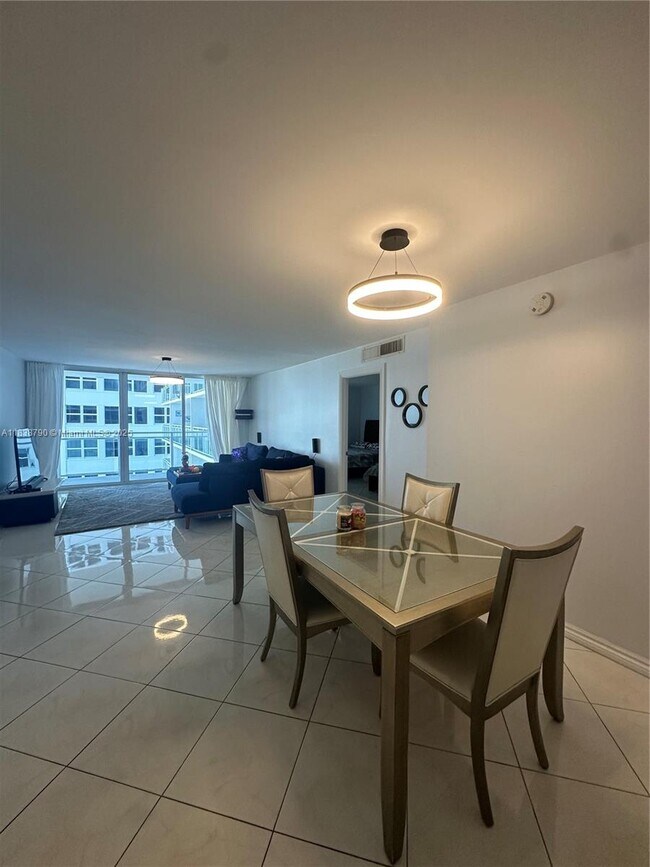 Building Photo - 2030 S Ocean Dr