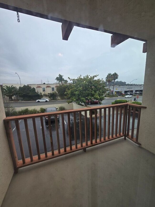 Foto del edificio - Spacious 2BD/2.5BA Town Home near Universi...