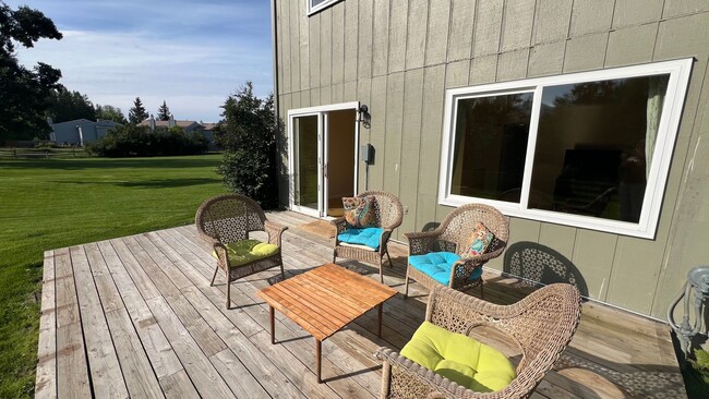 Building Photo - Awesome 3 Bed Townhouse w/great views! Bac...