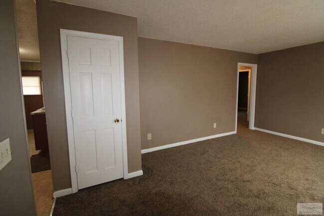 Foto del edificio - 2412 Hunt Club Rd