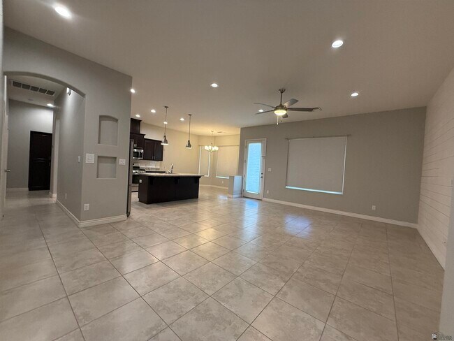 Foto del edificio - 8473 E 37th St