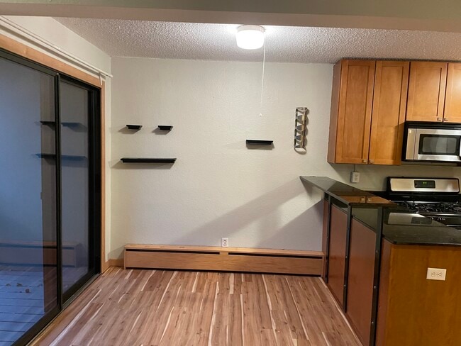 Dining area - 2530 1st Ave S