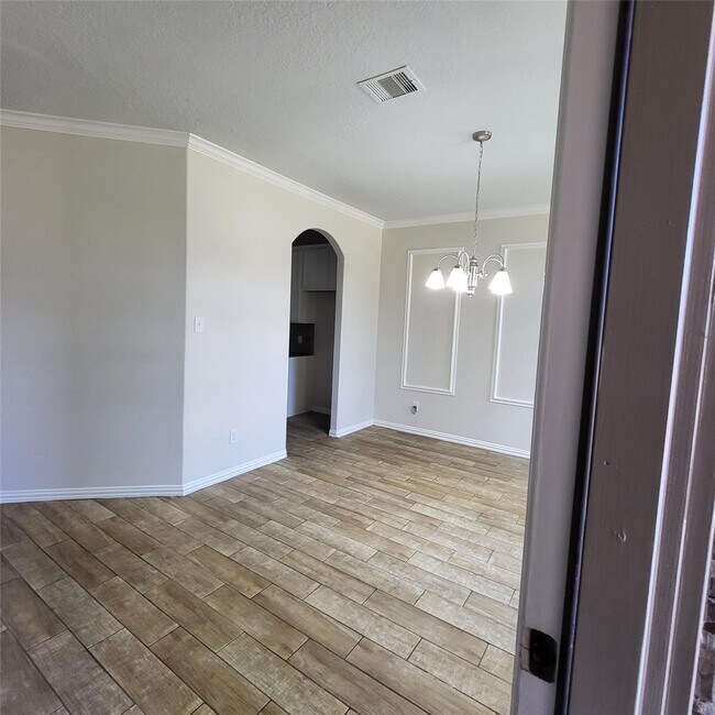 Building Photo - 402 Oak Stream Drive, Conroe, TX 77304 - 4...