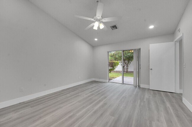 Foto del edificio - 13048 Meadowbreeze Dr