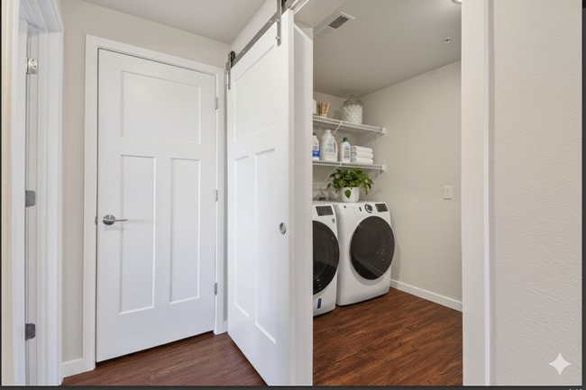 Interior Photo - Clover On Cascade