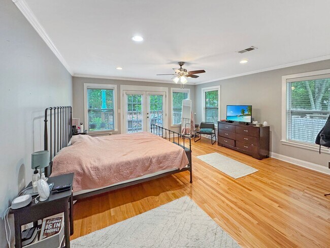 Foto del edificio - Large 4 bedroom, 3 bath home recently updated near Chickasaw Gardens