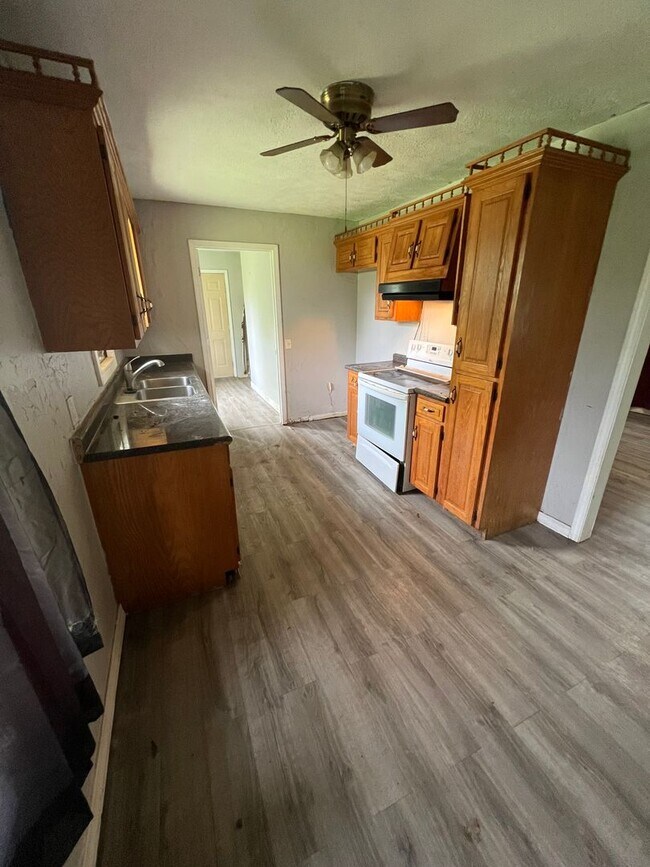 Building Photo - 3 Bedroom/ 1.5 Bath in Rogersville Availab...
