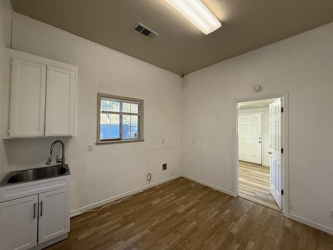 Building Photo - 1331 W 8th Ave