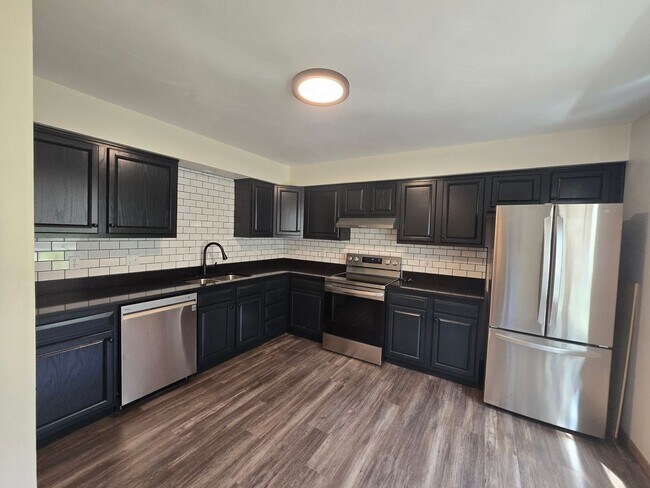 Foto del edificio - Beautifully Updated 3 Bedroom 2.5 Bathroom Townhouse - Golf Course View!