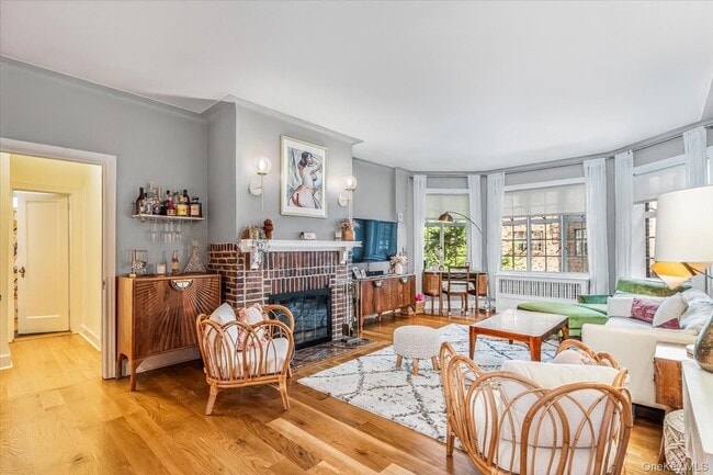 Foto del edificio - 38-30 Douglaston Pkwy