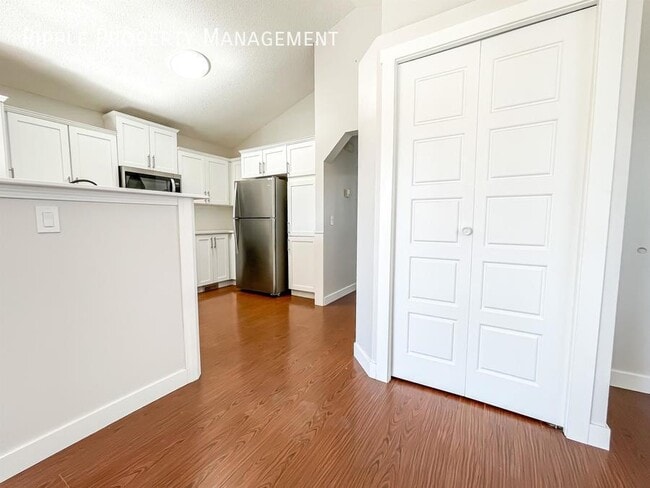 Photo du bâtiment - Modern 2 Beds, 1 Baths Main Floor/ Upper |...