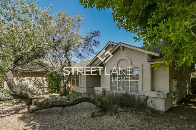 Building Photo - Gorgeous 3 bdrm, split floorplan with pool!