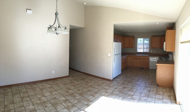 Foto del edificio - Spacious 3 Bed / 2 Bath - First Month's Rent Half-Off