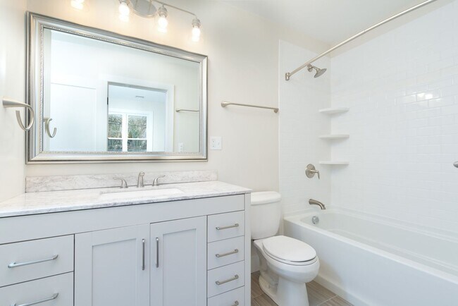 Building Photo - Duplex 4 bed 2 bath - Savin Hill - 9/1 (NO...
