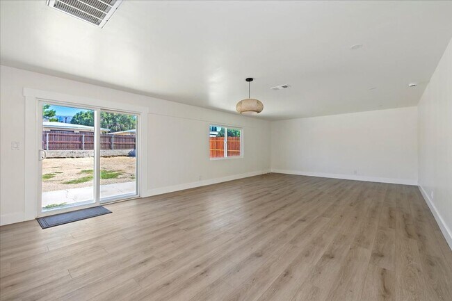 Building Photo - Beautifully Renovated 3-Bedroom Home in Ba...