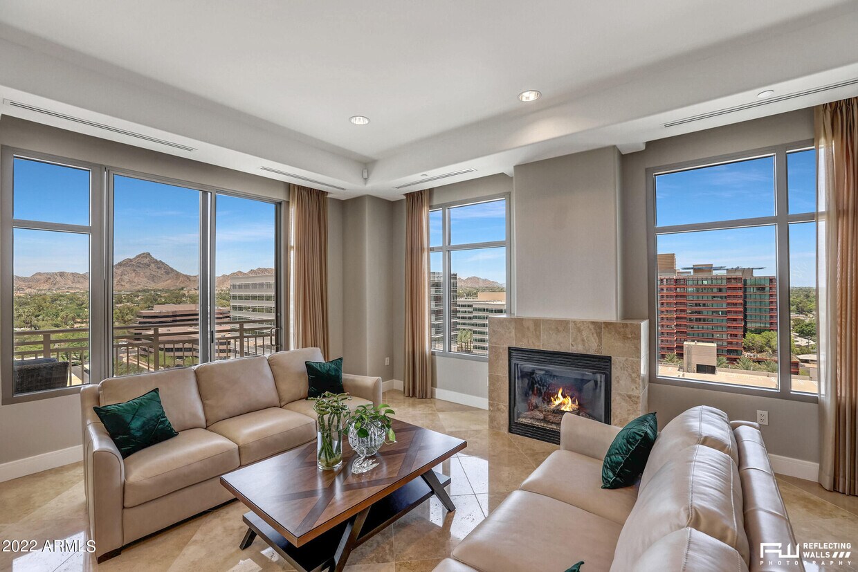 Primary Photo - 2211 E Camelback Rd