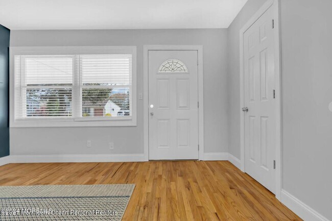 Building Photo - 1145 Roe Ave