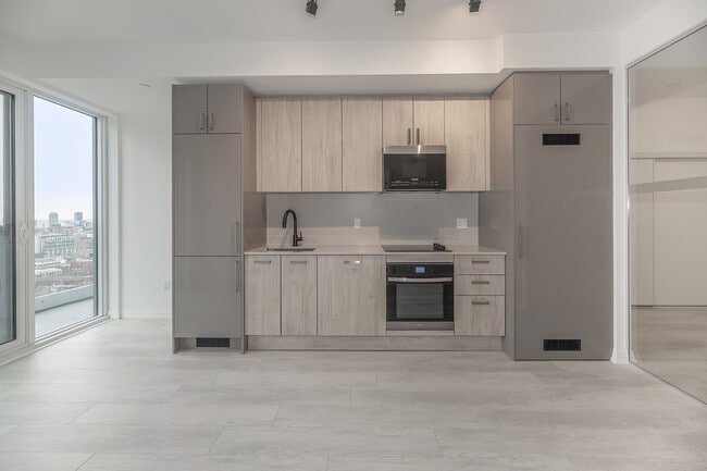 Building Photo - 280 Dundas St W