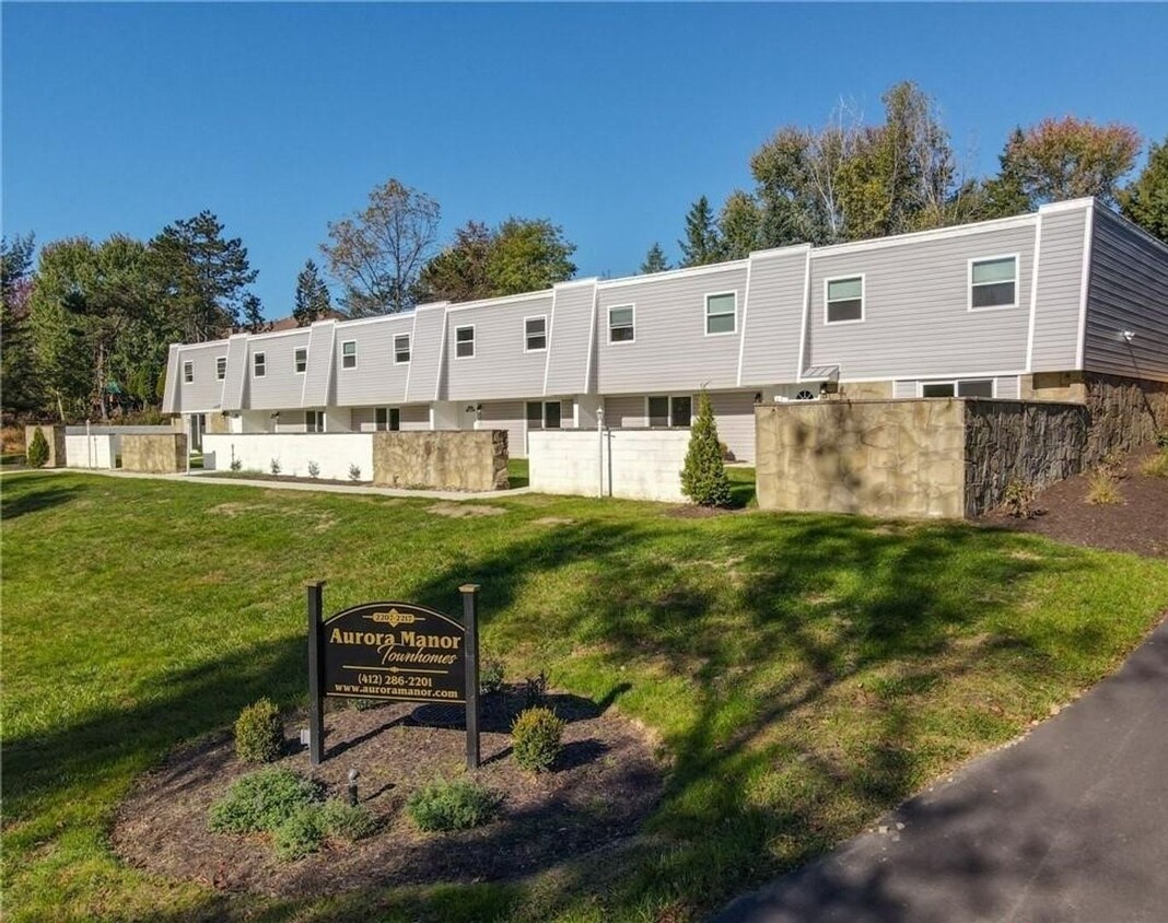 Foto principal - Truly captivating 2 bedroom 1.5 townhomes ...
