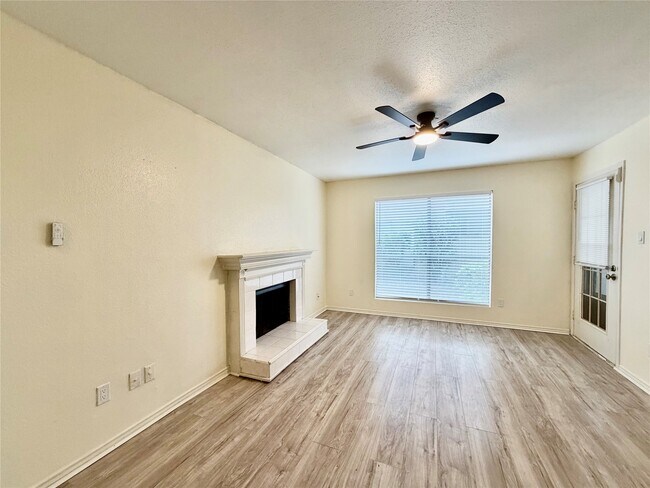 Foto del edificio - 2120 Wilcrest Dr