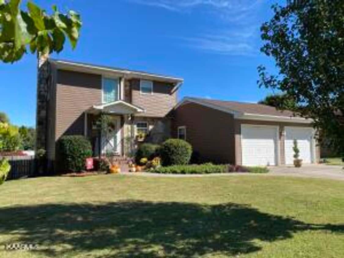 Primary Photo - Maryville 37804 - 4 bedroom, 3.5 bath home...