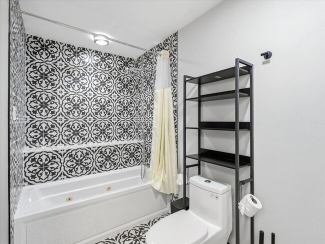 Foto del edificio - 7010 Lakeshore Dr